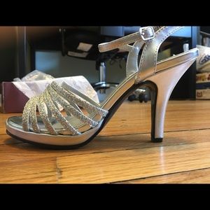 Dyeables Leah silver sandals